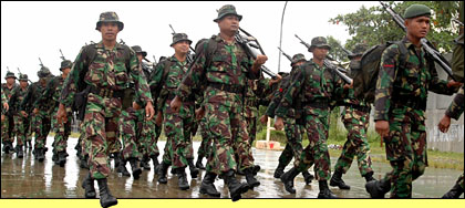 Para prajurit infantri peserta kegiatan Tonting Yudha Wastu Pramuka Jaya ketika bergerak meninggalkan kota Tenggarong, Selasa (13/12) pagi