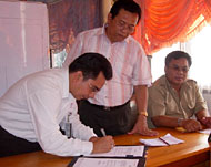 Hidyatullah mewakili manajemen Total E&P Indonesie menandatangani berita acara serah terima bantuan pasca banjir disaksikan Sekretaris Satlak PB Kukar