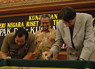 Menristek Kusmayanto Kadiman (tengah) menyaksikan penandatanganan LoI antara Bupati Kukar H Syaukani HR dengan President/GM Total E&P Indonesie Philippe Armand