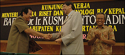 Bupati Kukar H Syaukani HR dan President/GM Total E&P Indonesie Philippe Armand saling menyerahkan LoI yang telah ditandatangani disaksikan Menristek RI Kusmayanto Kadiman (kanan)