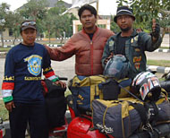 Fajrin (kiri) dari Mahakam Scooter Club Samarinda mendampingi rekan-rekannya melakukan tur ke Tenggarong