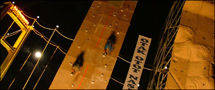 Salah satu babak grandfinal Speed Putra 18-19 tahun antar sesama pemanjat Kukar yang dilaksanakan pada malam hari