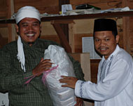 Pimpinan Ponpes Al Munawarah Ustadz H Abu Ali SAg dengan gembira menerima bantuan secara simbolis dari PD III FISIP Unikarta Heru Suprayetno