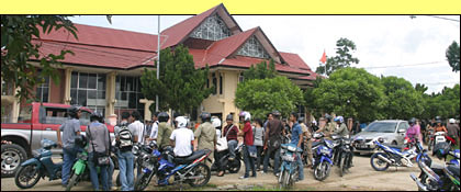 Suasana Jalan Gunung Kombeng, depan kampus Unikarta, yang dipadati para mahasiswa Unikarta yang tak dapat masuk kampus 