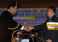 Prof HM Aswin menerima SK Mendiknas yang diserahkan Koordinator Kopertis Wilayah XI Kalimantan Prof Sipon Mulyadi