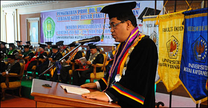 Rektor Unikarta Prof Dr HM Aswin MM saat membacakan pidato pengukuhannya sebagai Guru Besar
