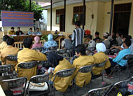Suasana diskusi yang berlangsung di Balai Kelurahan Maluhu tadi siang