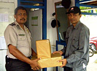 Bastian Rauf dari Ext Rels & Comdev VICO Indonesia ketika menyerahkan paket untuk petugas di Pos Simpatik Bukit Soeharto