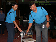 VP HSEE & Field Services, Parluhutan Sibuea, saat melakukan penarikan undian hadiah utama berupa 1 unit pesawat televisi