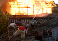 Sejumlah warga bersama petugas PMK tengah berupaya memadamkan api dari atap rumah. Warga perlu dilatih dalam menanggulangi kebakaran, terutama warga yang tergabung dalam Balakar kelak