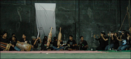 Penampilan kolaborasi musik tradisi yang dipersembahkan 36 pelajar SLTA se-Tenggarong bersama para instruktur workshop