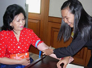 Ketua Umum YJI Kukar Ny Hj Farida Samsuri turut memeriksakan tekanan darahnya pada saat pelaksanaan kegiatan pemeriksaan kesehatan gratis dalam rangka  HUT YJI ke-25