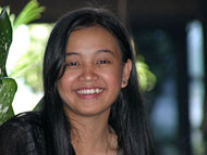 Fauziah AR, gadis Tenggarong yang maju ke Babak 5 Besar Calon Akedemia AFI 2005 - Banjarmasin