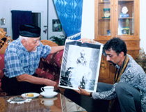 Sultan Salehuddin II menerima persembahan foto dari Donald Tick