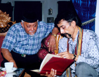 Sultan H.A.M. Salehuddin II sedang memperhatikan sebuah buku bersejarah tentang Kutai