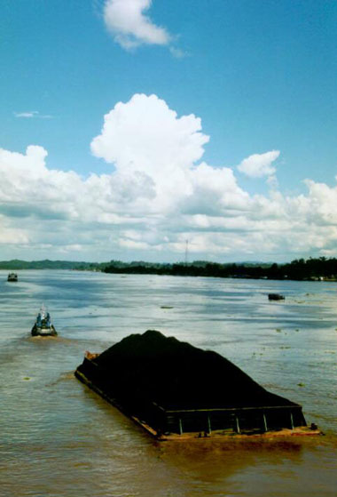 Ponton batubara melintasi Mahakam