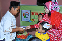 Perwakilan wali murid dan murid KBTKK Tiang Ayu menyerahkan bantuan untuk anak-anak Panti Asuhan Al Kahfi Tenggarong