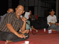 Pimpinan KSH Tenggarong, Zairin Zain (kiri), saat berdiskusi dengan seniman teater lainnya