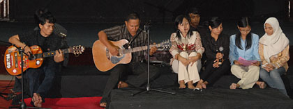 Para personil KSH yang tergabung dalam kelompok musik Lampu Tembok menghibur para hadirin dengan menyanyikan sejumlah tembang