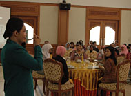 Novita saat menyampaikan materi tentang Table Manner