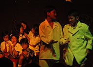 Aksi para anggota cilik Bintek Tenggarong dalam pementasan teater berjudul <i>Bocor</i>