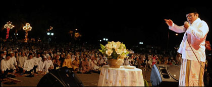 Gaya KH Zainuddin MZ saat memberikan siraman rohani di halaman Masjid Agung Sultan Sulaiman, Tenggarong, Sabtu (19/12) malam