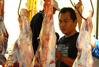 Setelah daging kurban dinyatakan aman oleh tim Disnakeswan, panitia kurban pun melakukan pemotongan daging