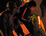 Pembina Bintek H Syamsul Khaidir didampingi pengurus Bintek lainnya meniup 15 batang lilin menandai peringatan hari jadi kelompok teater tersebut