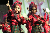 Aksi para penari SMK 1 Marangkayu yang tampil membawakan tari Jepen Rampak Pesisiran  
