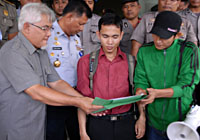 Mahasiswa menyerahkan tuntutan mereka kepada Pemkab Kukar yang diterima Asisten I H Chairil Anwaer