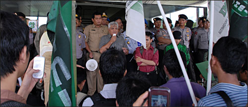 Asisten I Setkab Kukar H Chairil Anwar (tengah) saat menerima para pengunjukrasa dari HMI dan KAMMI