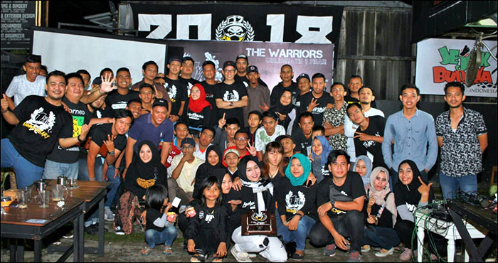 Kelompok suporter The Warriors berkumpul di Koffiee Bokatt, Tenggarong, untuk merayakan hari jadi mereka yang pertama