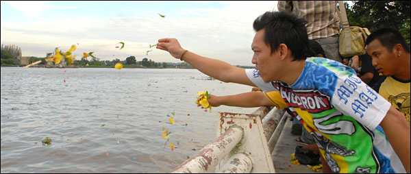 Para anggota Mitra Mania ikut menaburkan bunga ke sungai Mahakam untuk mengenang 5 rekan mereka yang menjadi korban runtuhnya Jembatan Kartanegara pada tahun lalu