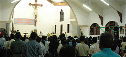Suasana perayaan Misa Natal yang berlangsung di Gereja St Pius X, Tenggarong, Sabtu (24/12) malam