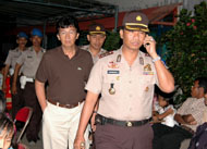 Kapolres Kukar AKBP Darmawan Sutawijaya bersama Sekkab Kukar HM Husni Thamrin ketika berada di pelataran Gereja St Pius X, Tenggarong, Sabtu (24/12) malam