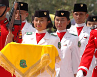 Noor yang ditugasi sebagai pembawa bendera, didampingi Ester serta Ahmar Umar Dani