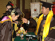 Rektor Prof Dr H Syaukani HR MM saat mewisuda sarjana Unikarta di Tenggarong Seberang