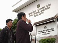 Mahasiswa sempat berorasi di luar gedung Bawaskab karena tidak ada pejabat yang menerima