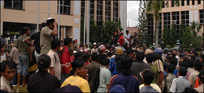 Suasana aksi unjukrasa ribuan buruh dan awak angkutan kayu hutan di Kantor Bupati Kukar, Tenggarong, tadi siang
