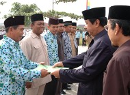 Bupati Kukar H Syaukani HR didampingi Kakandepag Kukar H Djamaluddin HD (kanan) ketika menyerahkan piagam penghargaan kepada pimpinan Madrasah/Ponpes Berprestasi