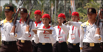 Anggota Paskibraka Kukar saat melakukan latihan terakhir di halaman Kantor Bupati Kukar, Selasa (15/08) pagi