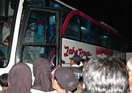Hanya dengan menggunakan 2 buah bus, rombongan jamaah haji Kukar tiba di halaman Masjid Agung Sultan Sulaiman, Tenggarong