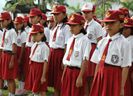 Para pelajar SD di Tenggarong dengan khidmat mengikuti upacara peringatan Hardiknas