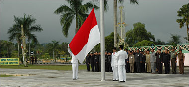 Upacara pengibaran Sang Saka Merah Putih dalam rangka peringatan Hari Pendidikan Nasional yang berlangsung tadi pagi di halaman Kantor Bupati Kukar, Tenggarong