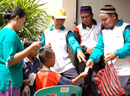 Dengan menunjukkan kupon yang telah diperoleh melalui RT masing-masing, warga pun berhak mengambil jatah daging dari pihak Panitia Qurban