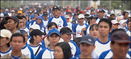 Ribuan warga Tenggarong ketika mengikuti kegiatan Jalan Sehat Spektakuler 2006 Kaltim Post tadi pagi