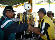 Wabup Samsuri Aspar (kiri) saat menyerahkan piala bergilir kepada Ketua Panitia Kaning Cup III Ir Awang Yacoub untuk diperebutkan kembali