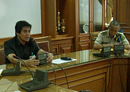 Asisten III AR Ruznie Oms (kiri) ketika menerima mahasiswa S-1 PIN yang telah mengakhiri magang selama 2 pekan di dinas/instansi Pemkab Kukar