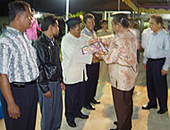 Wabup Samsuri Aspar ketika menyerahkan bingkisan kepada penyelenggara Siskamling terbaik di Kukar