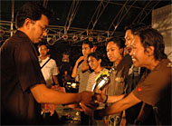 Riswandi dari A Mild selaku sponsor menyerahkan trofi kepada Paranoid Band yang menjadi Band Terfavorit Parade Musik In Holiday 2006